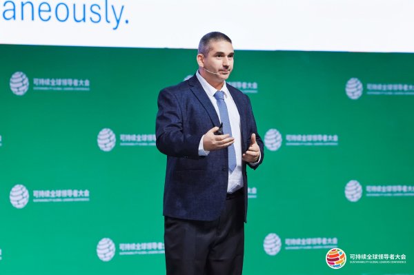 万全之策 《AI智能体的崛起》作者佩塔尔·拉达尼列夫:当前AI只是操作系统中一项功能 未来十年AI将进化为独立操作系统